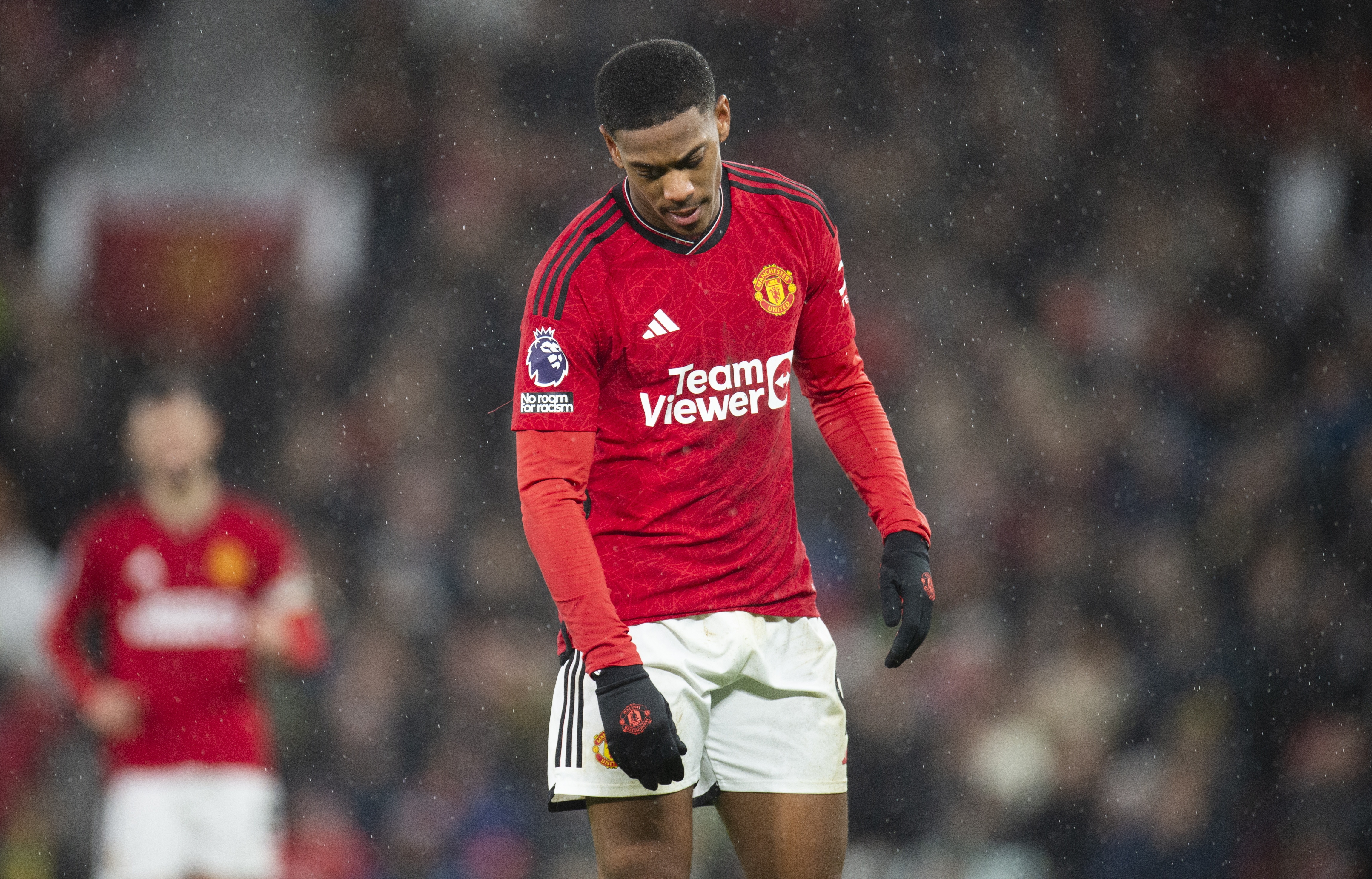 爱游戏官网-转会期亚冠传出新动向，本菲卡单刀错失，管理层表态：质疑声仍在，赛季目标并未改变的简单介绍-爱游戏官网